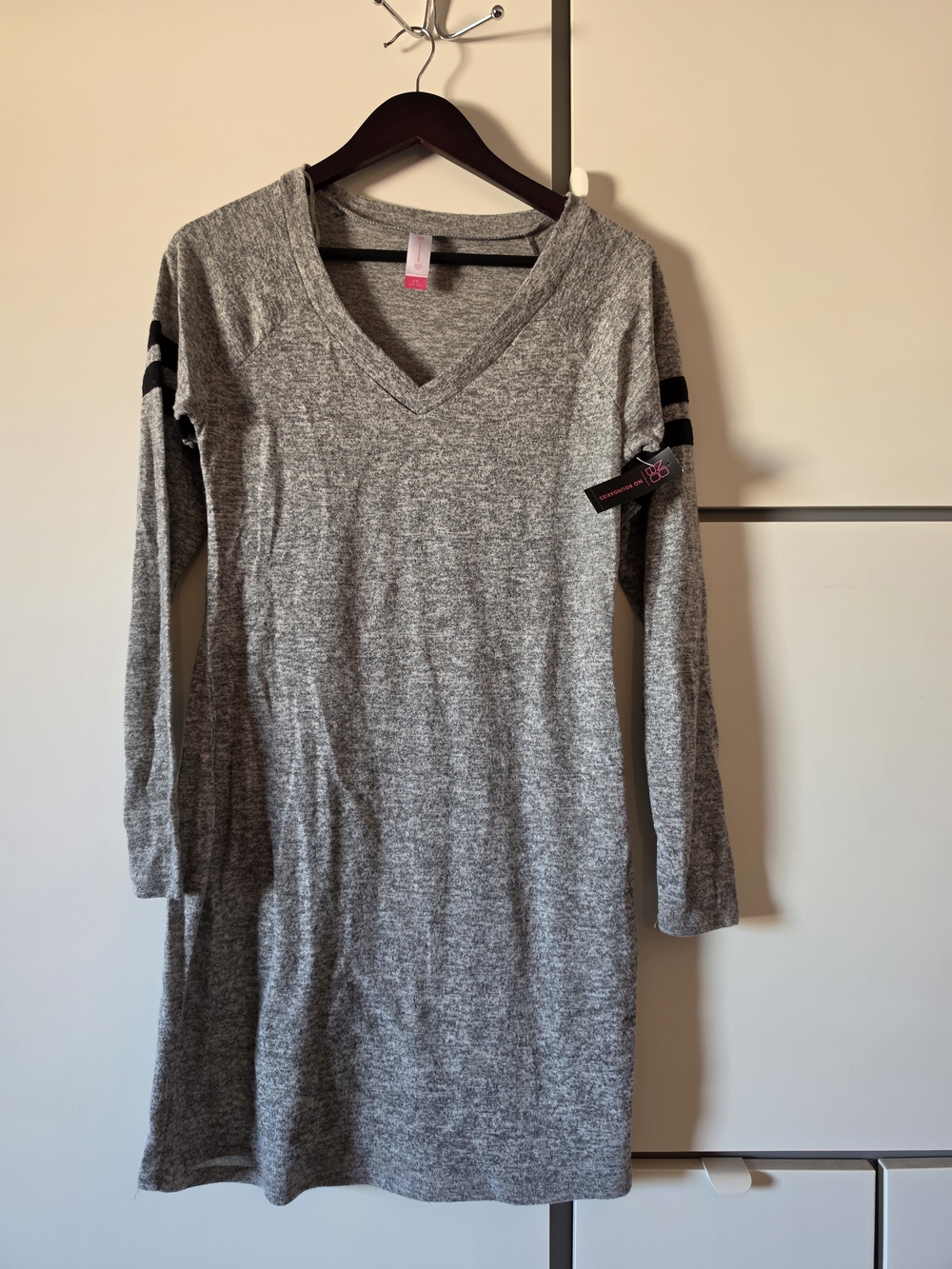 long-sleeve V-neck dress sporty  
Size L